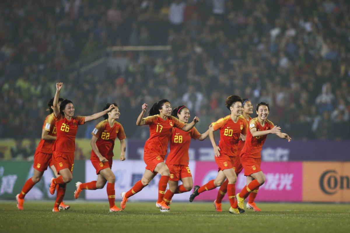 国内女足比赛中，中国队雄赳赳、气昂昂，赢得胜利